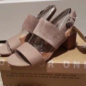 NWT TOMS Poppy Sandals